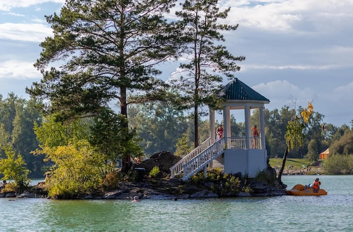 Mała piękna wyspa na jeziorze Aya, ludzie się odprężają