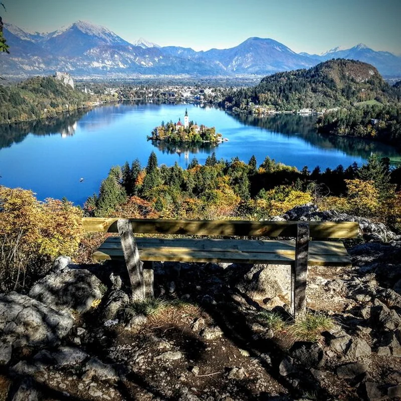 Widok na jezioro i góry