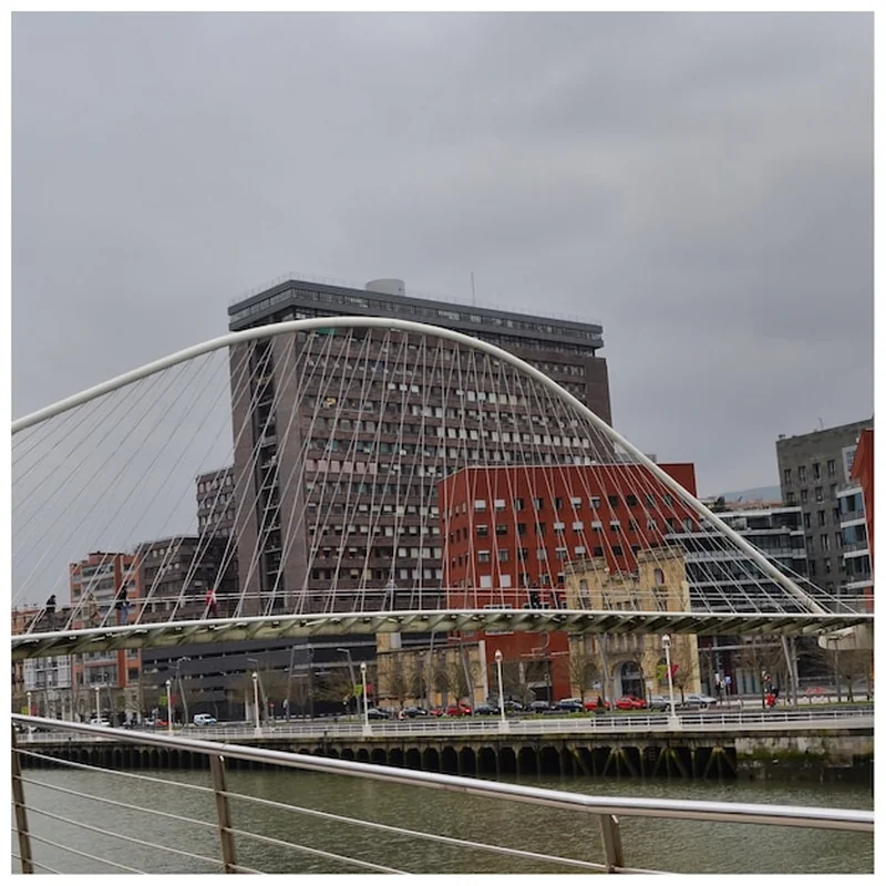 Most nad rzeką na chmurowym niebie