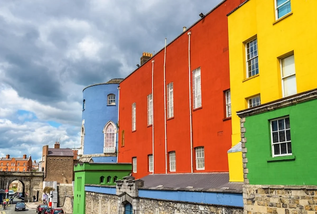 Kolorowe ściany zamku w Dublinie w Irlandii