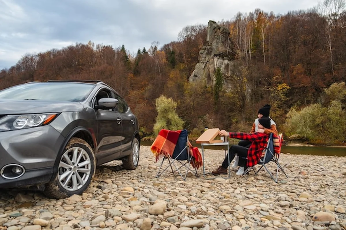 Para na pikniku na jesiennej górze