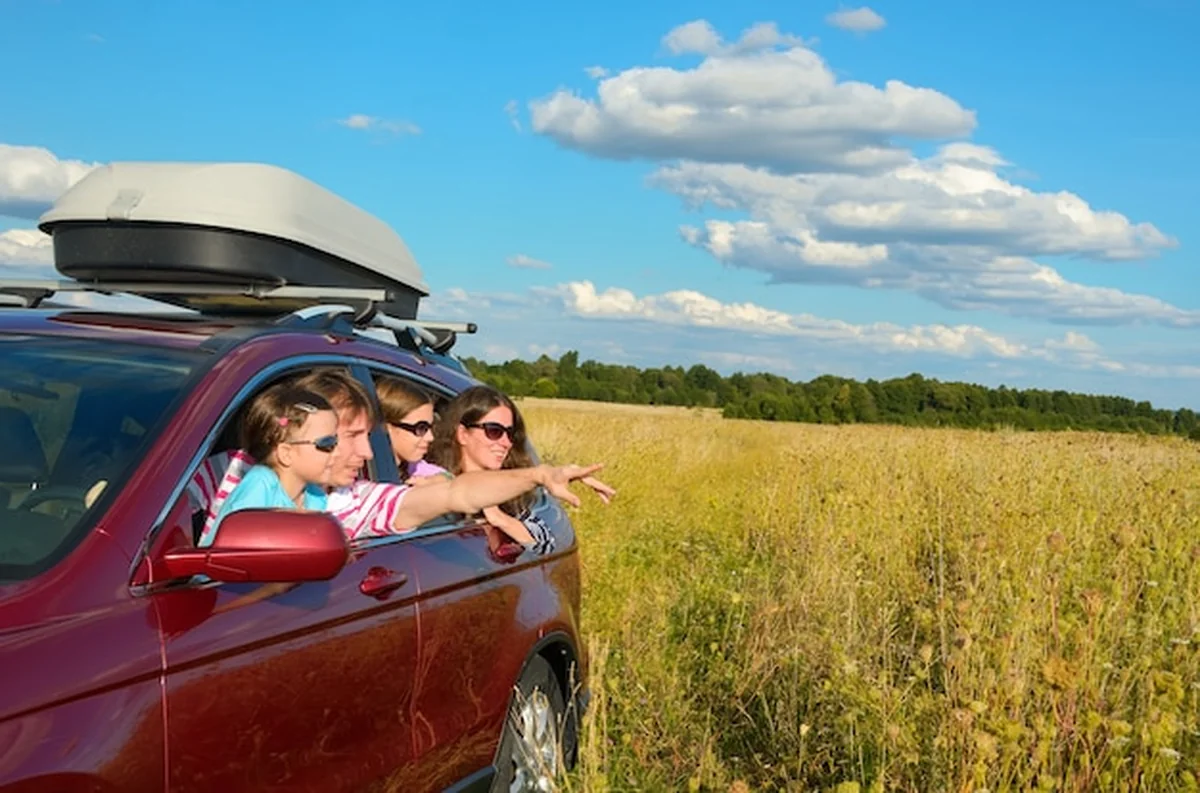 Rodzina podróżująca samochodem na wakacje