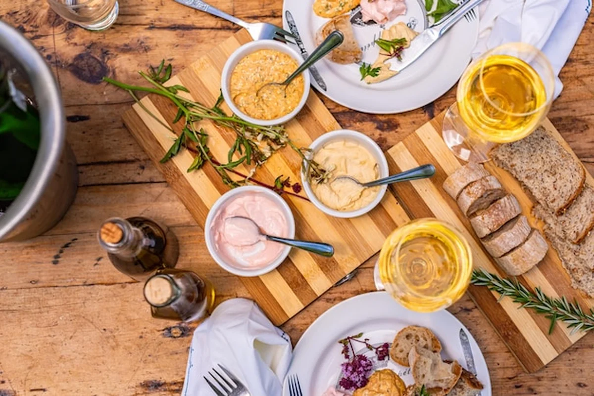 Jedzenie na stole z wysokiego kąta widzenia