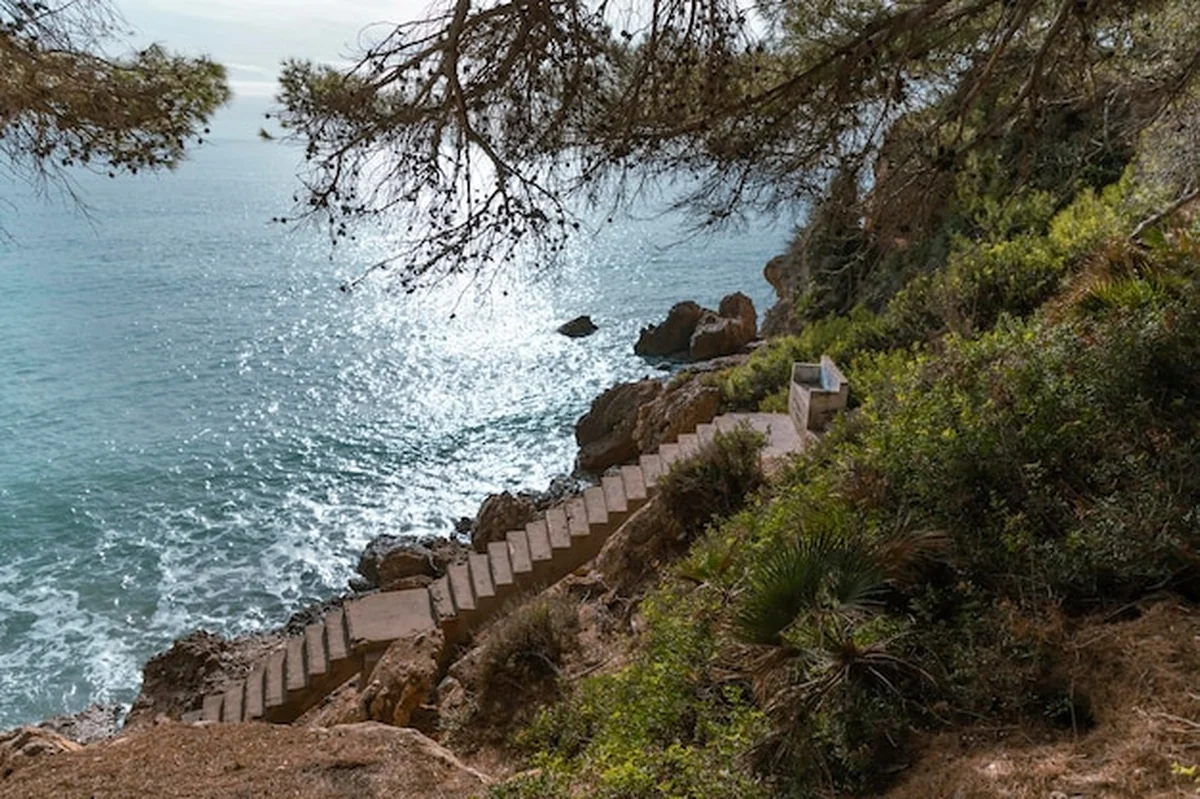 Fale rozbijające się o skały w zatoce u wybrzeży Hiszpanii