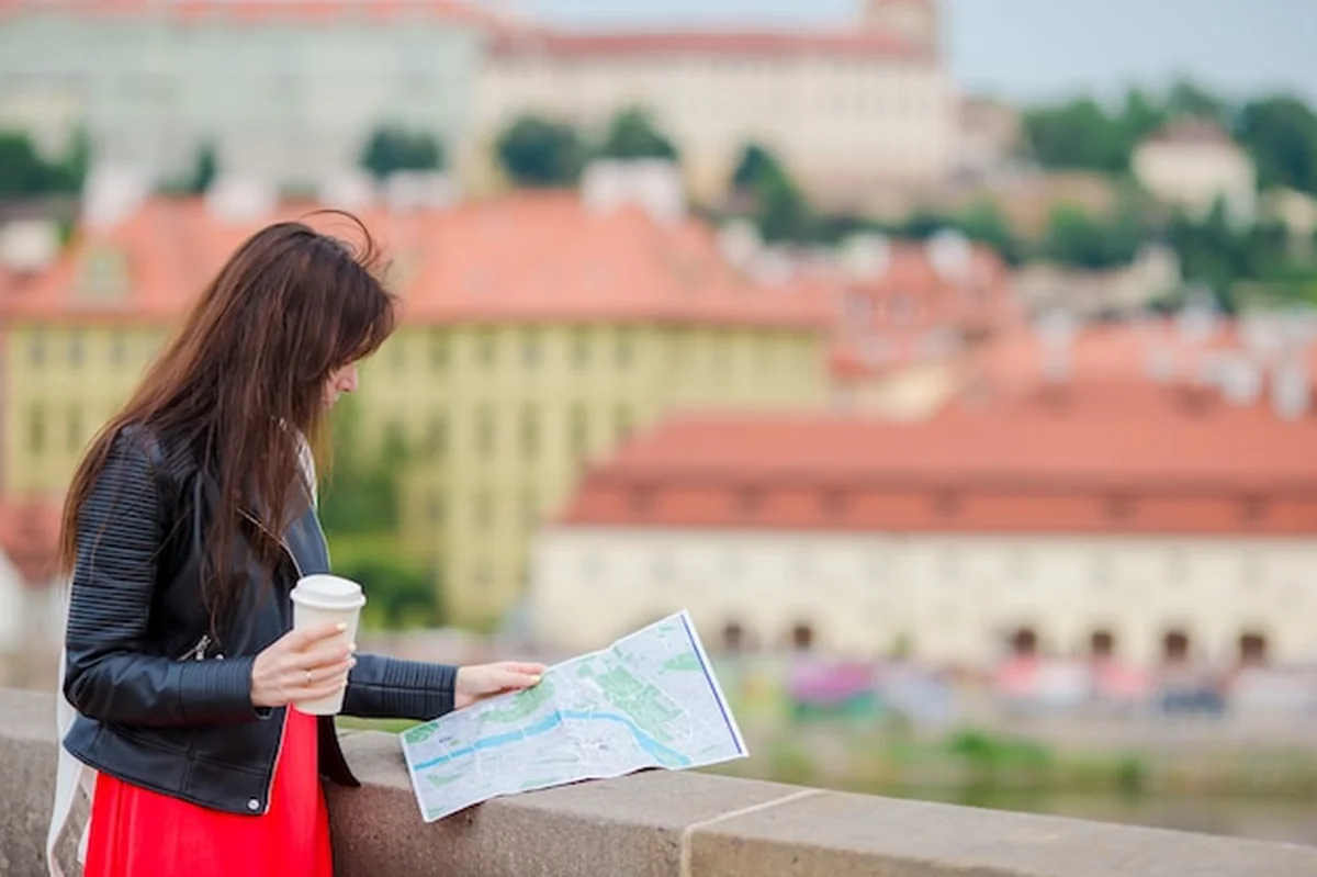Młoda kobieta z mapą w Europie podczas wakacji